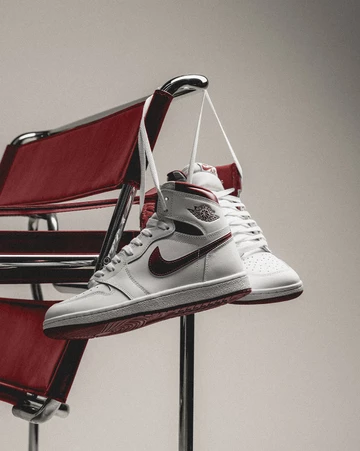 Jordan 1 High 85 Metallic Burgundy Lookbook hängend vom Stuhl leicht von Unten