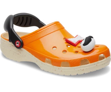 Die Classics Clogs aus dem Pringles Crocs Classic Pack von schräg außen