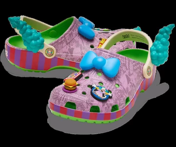 The Simpsons x Crocs Classic Clog Pack schräg