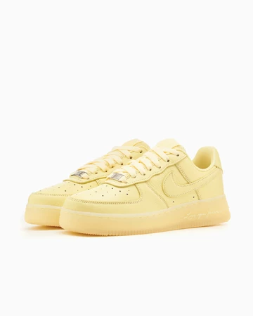 NOCTA x Nike Air Force 1 Low Citron Tint Paar Seitlich