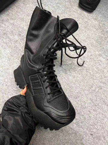 Willy Chavarria x adidas Forum Boot Mid Black in der Hand