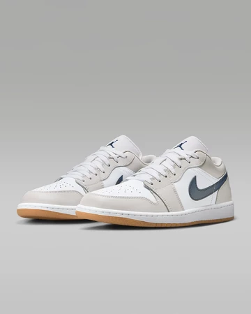 Jordan 1 Low Midnight Navy Neutral Grey Paar schräg seitlich