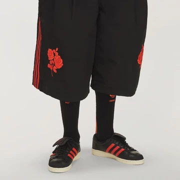 Willy Chavarria x adidas Jabbar Low Pack am Fuß