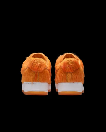 Nike Air Force 1 Orange Pony Hair von hinten