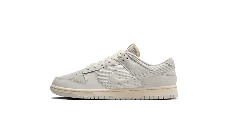 Der Dunk Low Phantom Light Bone von der Seite auf weißem Hintergrund