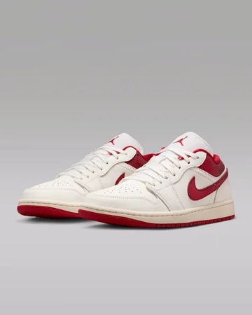 Jordan 1 Low White Ruby Paar schräg seitlich