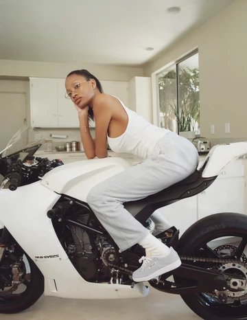 Ein Model trägt das JJJJound Reebok Club C 85 Grey Leather Pack