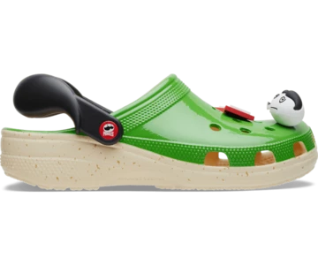 Die Classics Clogs aus dem Pringles Crocs Classic Pack von der Seite