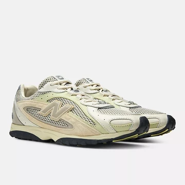 AURALEE x New Balance 204L Pack schräg