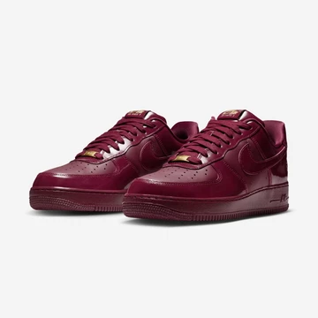 Central Cee x SYNA WORLD x Nike Air Force 1 Low Dark Beetroot Paar