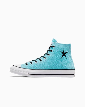 Die Außenseite des Stussy Converse Chuck 70 Hi Sky Blue
