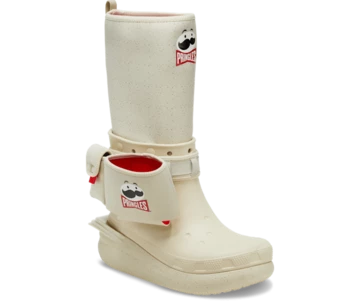Die Classics Boots aus dem Pringles Crocs Classic Pack von schräg außen