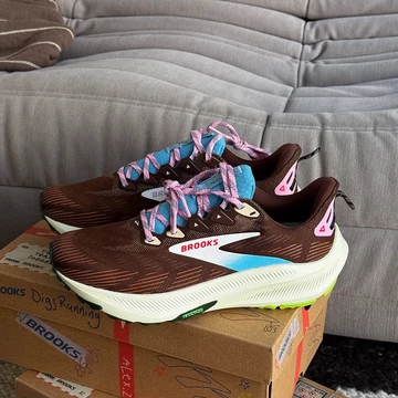 Alex Zono x Brooks Ghost Trail Pack Außenseite