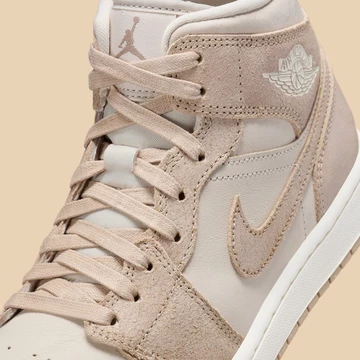 Die Schnürsenkel des Der Jordan 1 Mid Legend Light Brown fotografiert von Asphaltgold