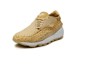 Nike Air Footscape Woven Sesame seitlich von vorne