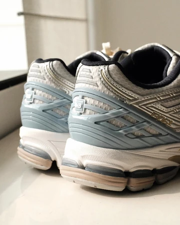 Der Kith New Balance 1906R White Blue von hinten