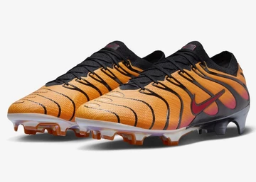 Der Air Max Plus Mercurial Vapor 15 Pimento von schräg außen