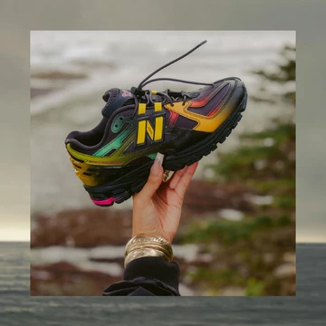 Bricks & Wood x New Balance 1906U Black Multi in der Hand