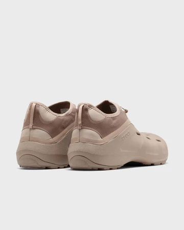 Satisfy x Crocs Quick Trail Clog Pack Tumbleweed Paar von schräg hinten