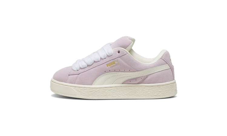 Der Puma Suede XL Grape Mist von der Seite auf weißem Hintergrund