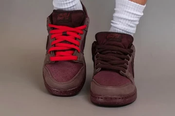 Der SB Dunk Low City of Love Burgundy Crush am Fuß von vorne