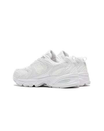 Der New Balance 530 All White von hinten