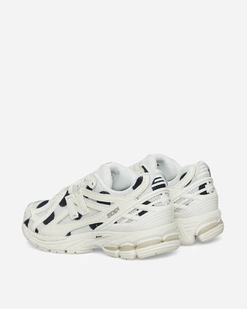 Der New Balance 1906R Polka Dot White von schräg hinten