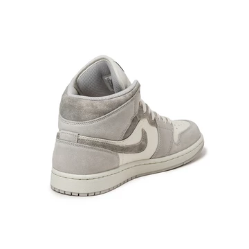 Air Jordan 1 Mid SE Neutral Grey schräg von hinten