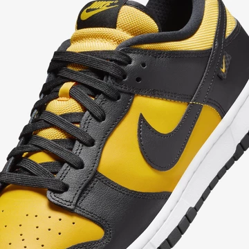 Dunk Low Black University Gold Detail Mittelfußbereich
