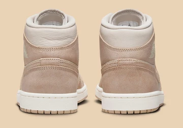 Der Der Jordan 1 Mid Legend Light Brown fotografiert von Asphaltgold von hinten