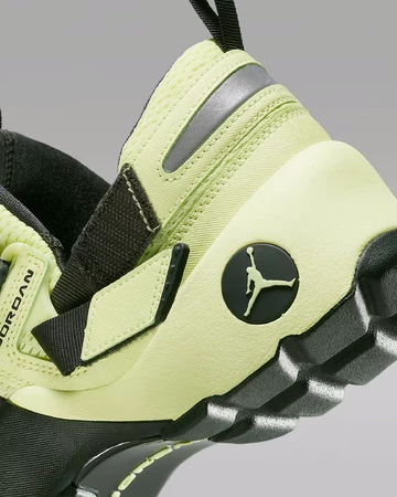 Jordan Trunner LX Luminous Ferse Details