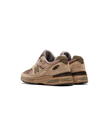 New Balance 991v2 Made in UK Walnut Shitake schräg