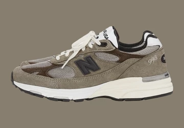 JJJJound x New Balance 993 Military Urban Angora von der Seite nach links geneigt