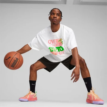 Scoot Henderson trägt den Puma Scoot Zeros Georgia Peach am Fuß und dribbelt mit einem Basketball