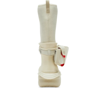 Die Classics Boots aus dem Pringles Crocs Classic Pack von hinten