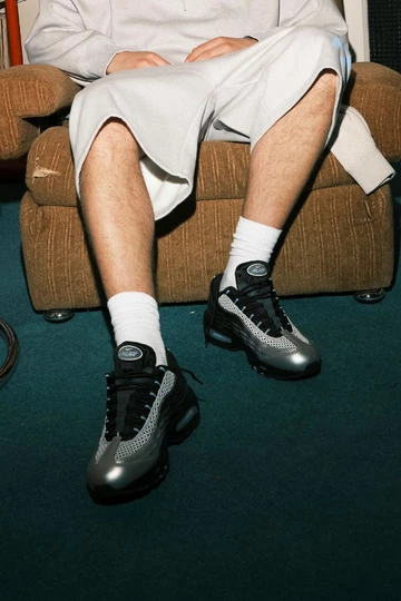 Palace x Nike Air Max 95 Silver am Fuß