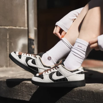 Nike Dunk Low LX Brogue Pinstripe am Fuß