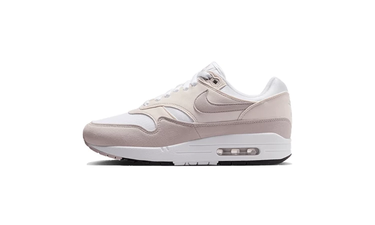 Air Max 1 Platinum Violet auf weissem Hintergrund