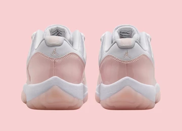 Jordan 11 Low Legend Pink Paar von hinten vor Pinkem Hintergrund