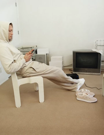 Ein Model präsentiert das JJJJound Reebok Club C 85 Grey Leather Pack