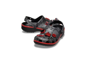 Star Wars x Crocs Classig Clog Pack schräg