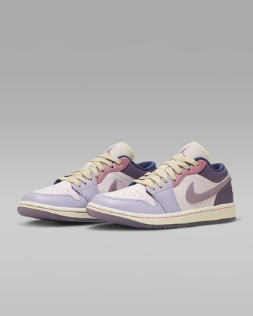 Jordan 1 Low Pastel Plum schräg frontal