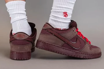 Der SB Dunk Low City of Love Burgundy Crush am Fuß vonn hinten