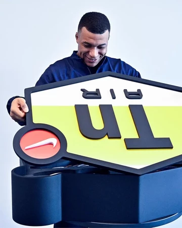 Kylian Mbappé packt den neuen Nike Mercurial Superfly 9 FG Voltage Purple aus