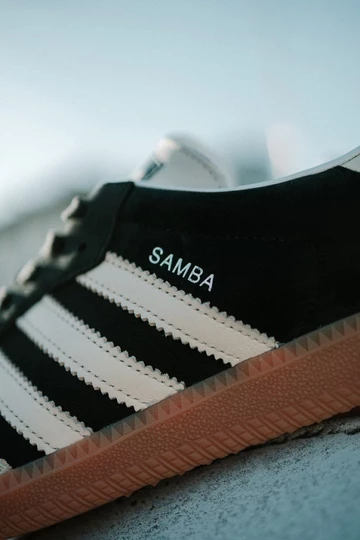 Der adidas Samba Black Wonder White im Wales Bonner Style