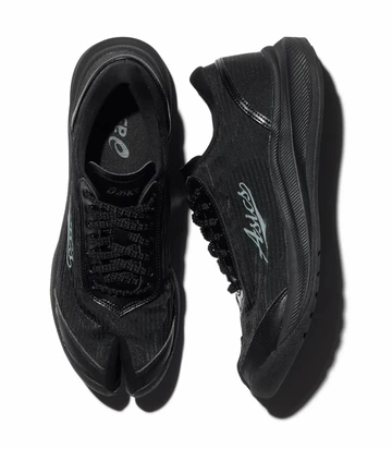 Kiko Kostadinov x Asics ILARGI FF Carbon Paar