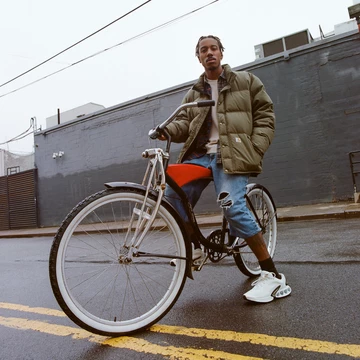 Air Max DN Sail Lookbook Model auf dem Fahrrad