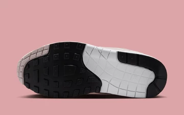 Nike Air Max 1 Platinum Violet auf pinkem Hintergrund Sohle