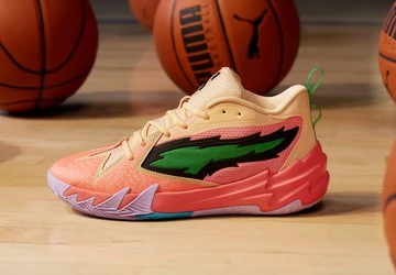 der Puma Scoot Zeros Georgia Peach steht auf einem Court und ringsherum liegen Basketballbälle