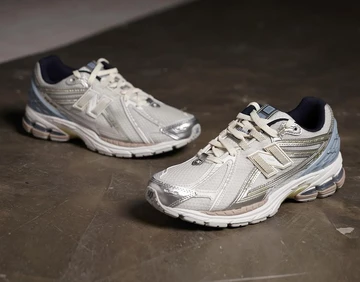 Dr Kith New Balance 1906R White Blue von vorne